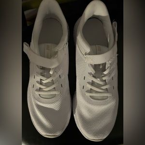 Like New Nike Women's Revolution 5 FlyEase Running Shoe size 11